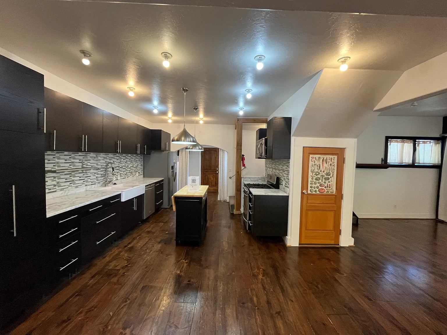 3 bed, 2400 sqft, $2,200 — Photo 4