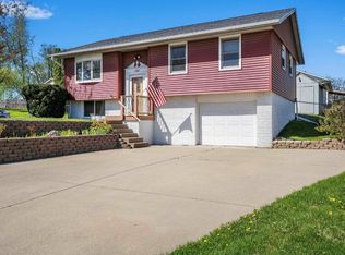 3320 Dunham Dr SW, Cedar Rapids, IA 52404