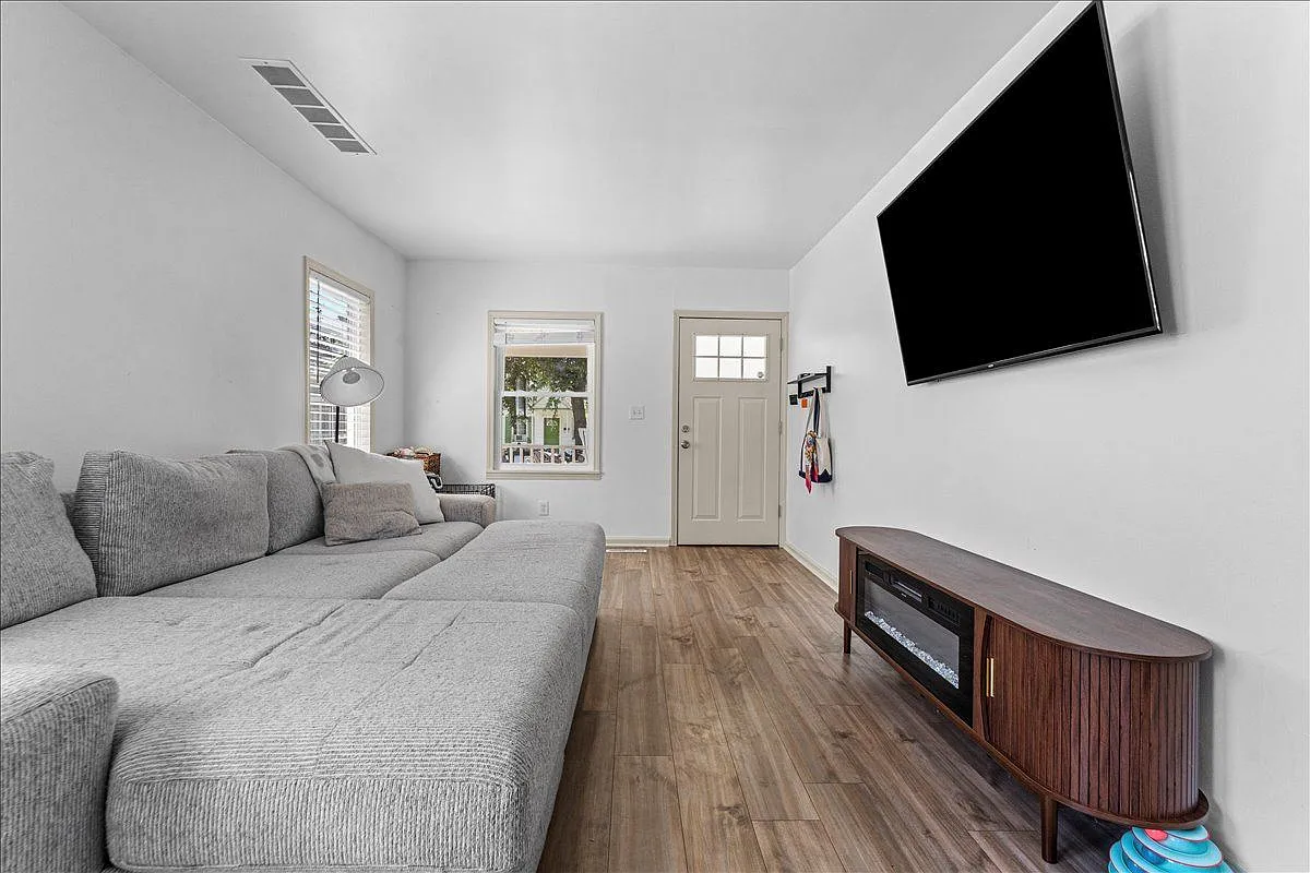 3 bed, 1.0 bath, 1120 sqft, $1,750 — Photo 4