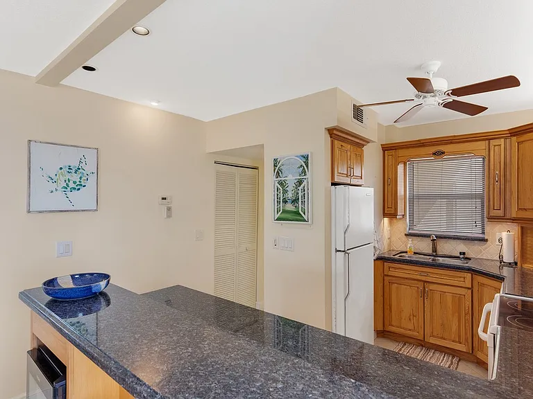 3939 Ocean Dr #401B — Photo 10