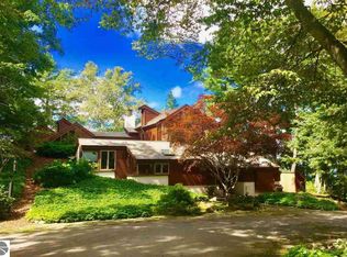 8133 N Gills Pier Rd, Northport, MI 49670