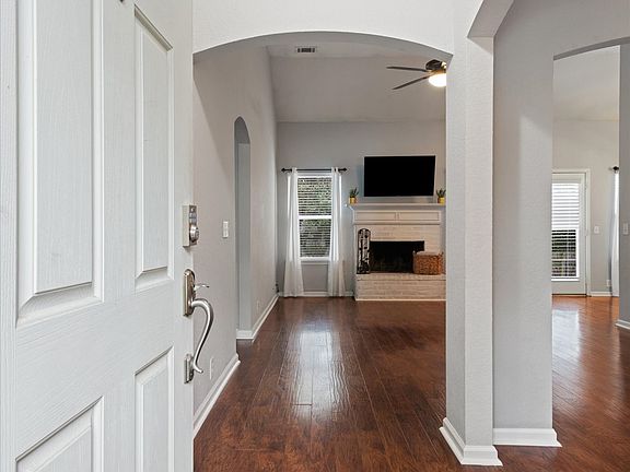 4th image of 225 Foster Dr