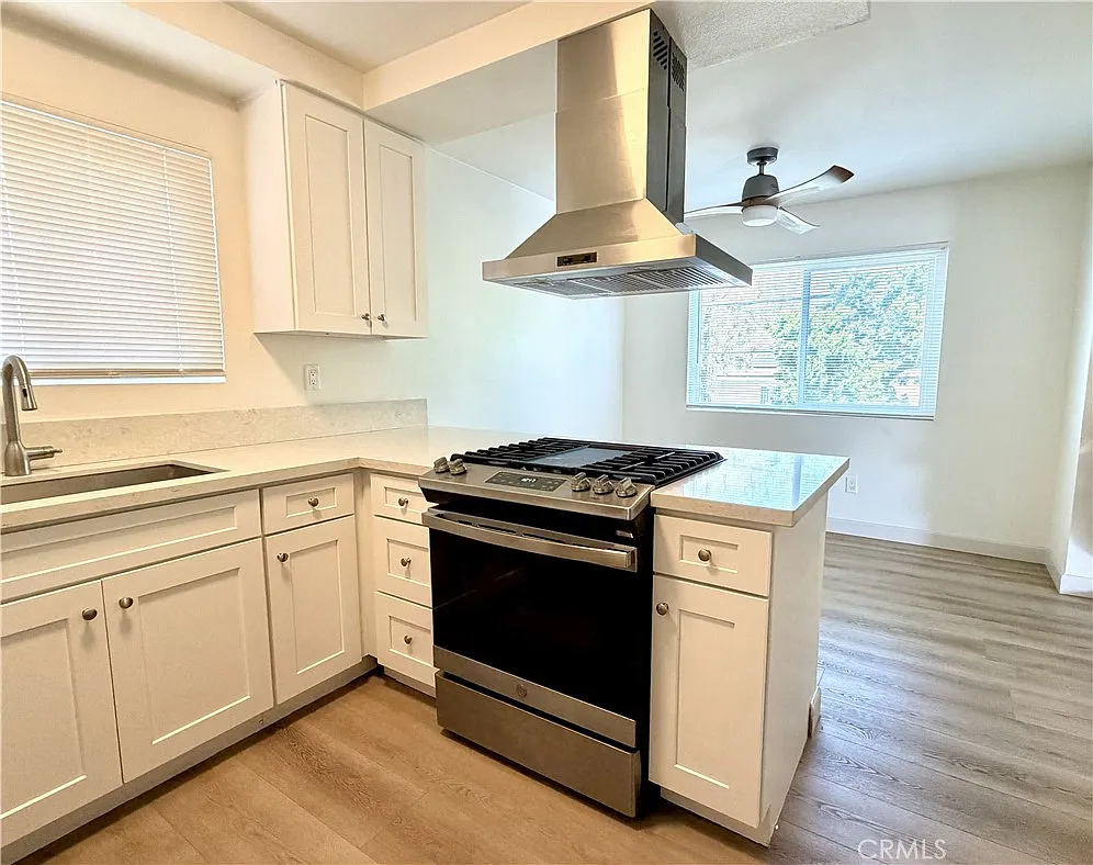 2 bed, 900 sqft, $2,700 — Photo 1