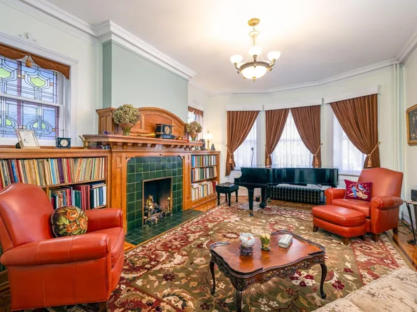 895 Summit Avenue image 5 of 22