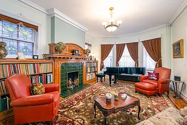 895 Summit Avenue