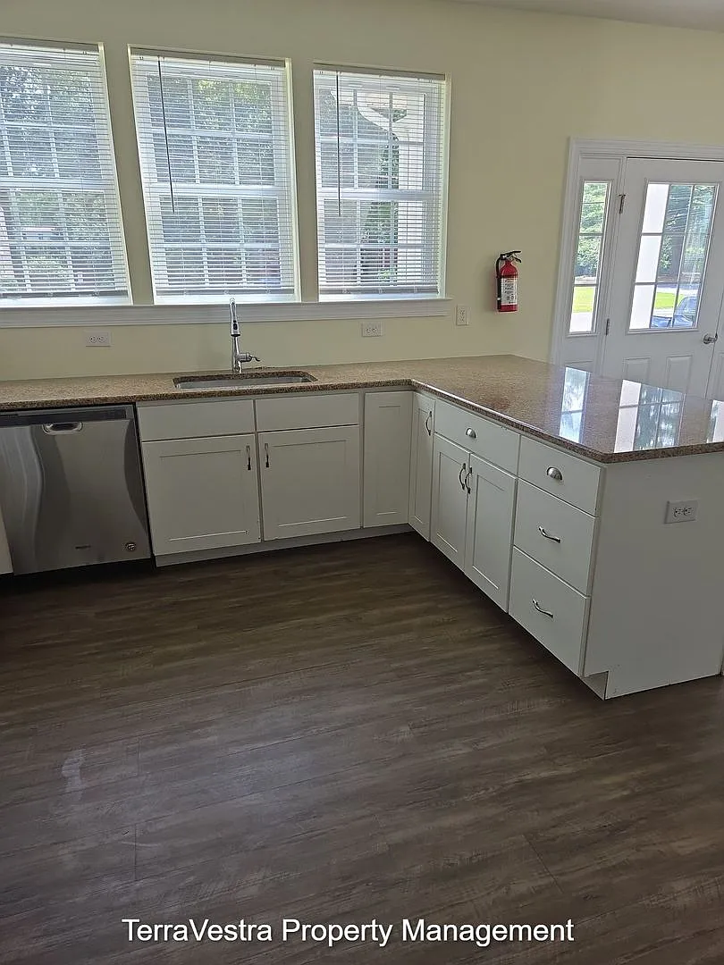 Now Showing for 2026-2027 school year 6/1 move in 10 Bedroom 4.5 Bath College rental — Photo 3