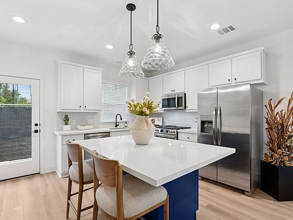 Ellery Lane Apartments Kitchen and Bar
