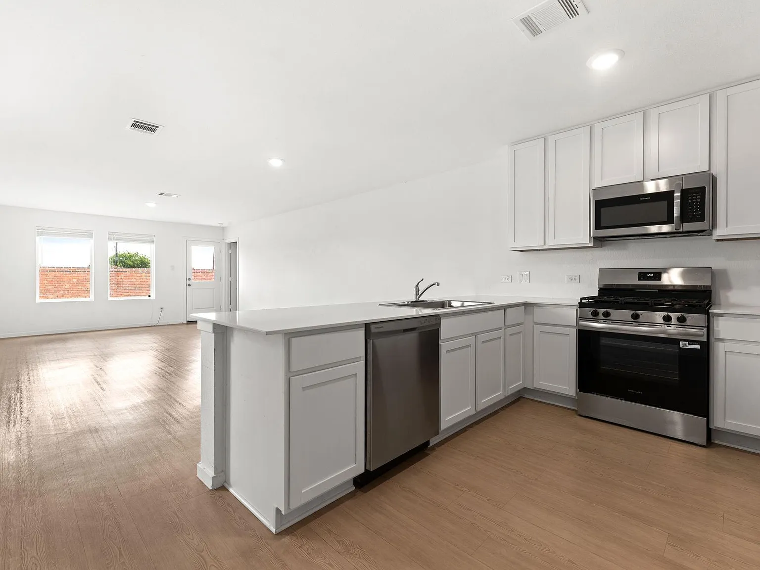 3 bed, 2.0 bath, 1464 sqft, $2,500 — Photo 3