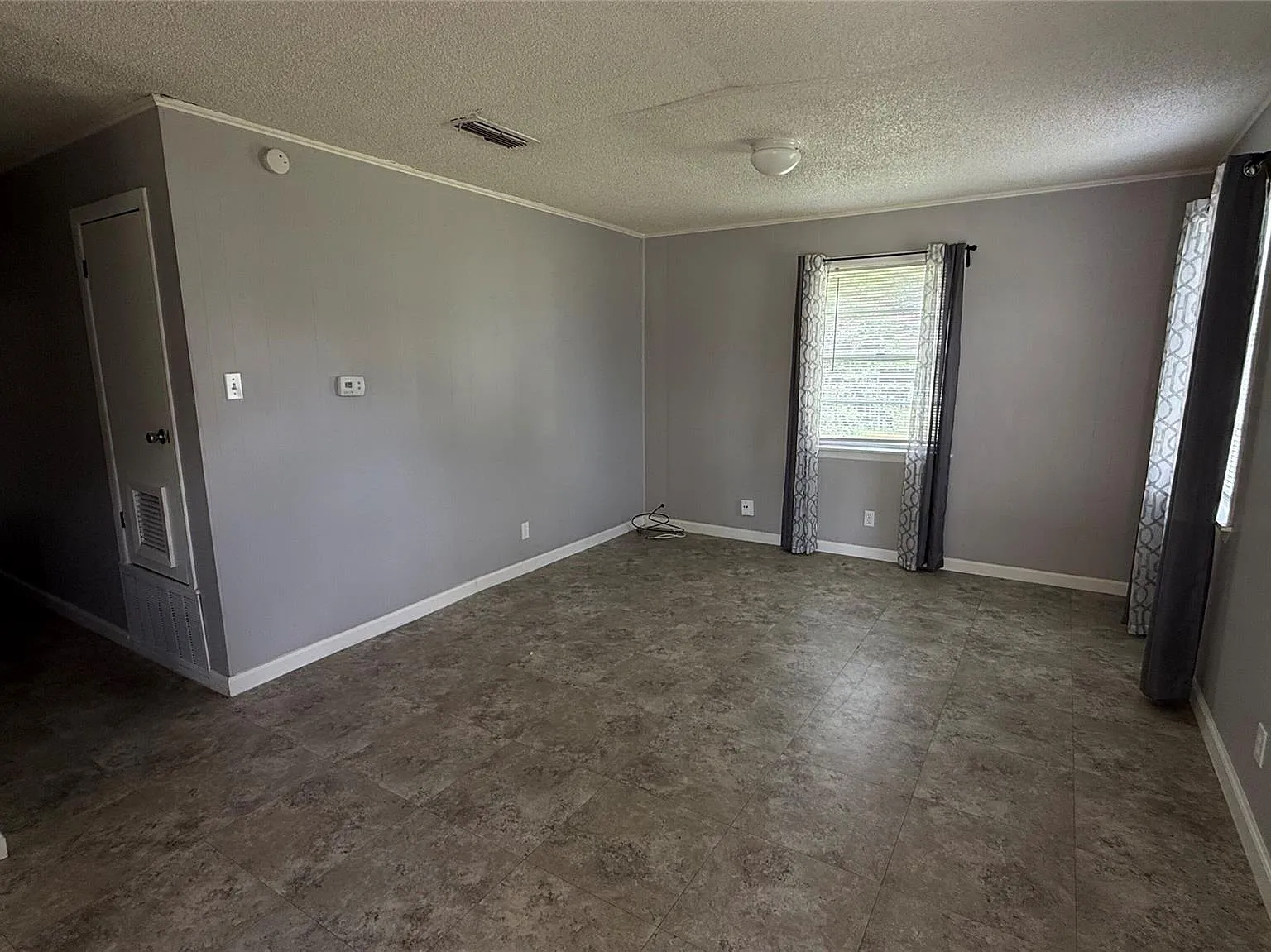 3 bed, 1.0 bath, 892 sqft, $1,600 — Photo 3