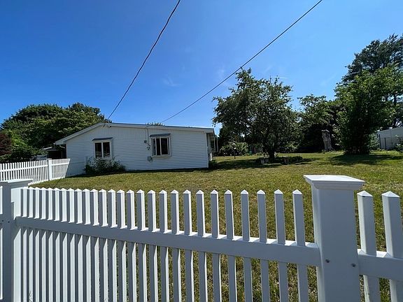 4th image of 16 Surrey Ln