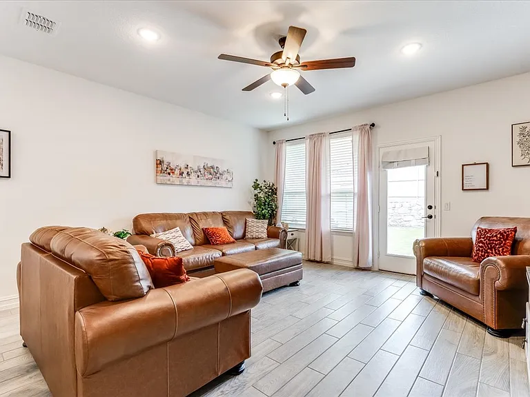 1304 Starling St — Photo 7
