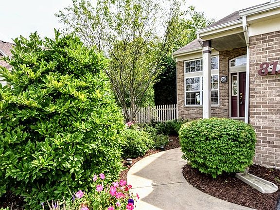 3rd image of 813 Eaton Ln