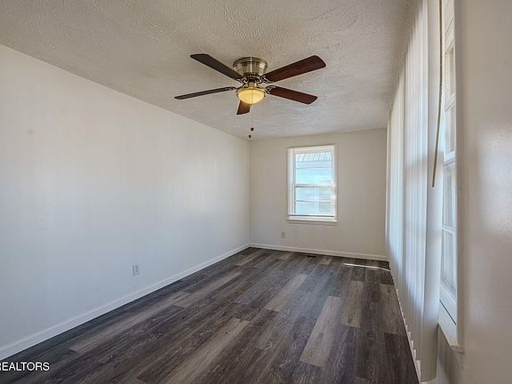 4th image of 320 Oglewood Ave