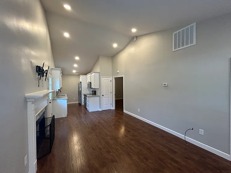 303 Southcreek Dr — Photo 4
