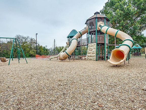3rd image of 817 Wisteria Way