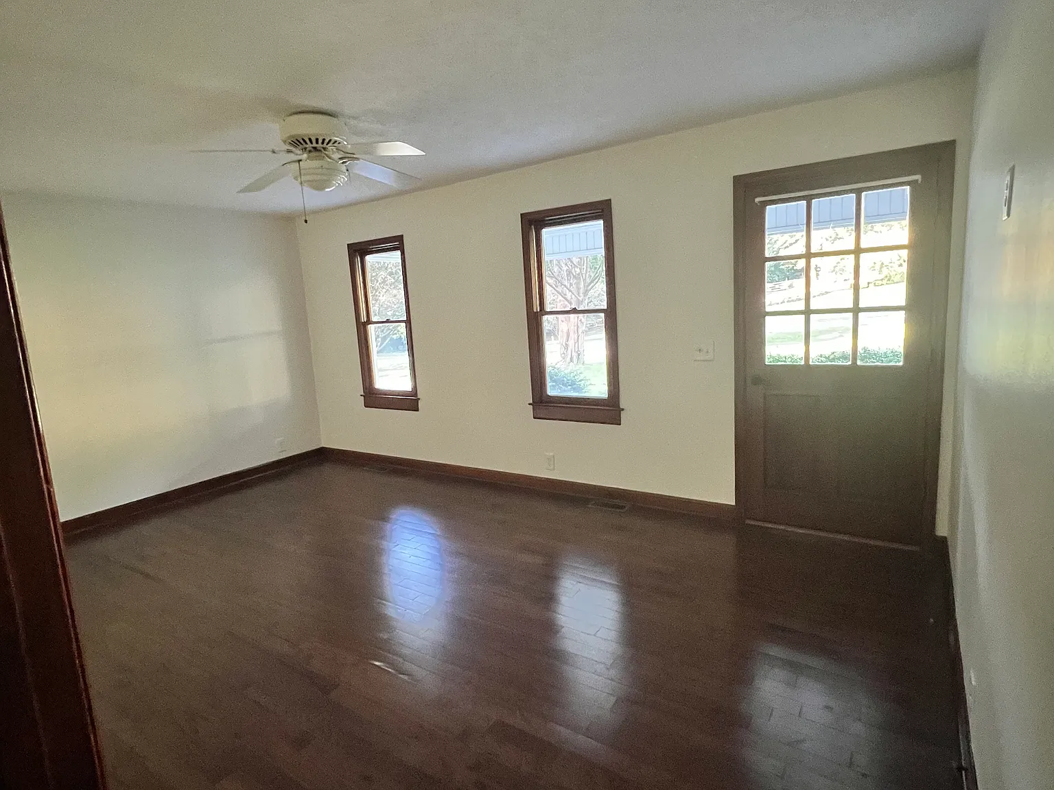 3 bed, 1.5 bath, 1056 sqft, $2,100 — Photo 3