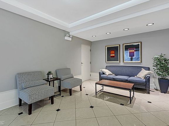 3rd image of 1350 W Fullerton Ave APT 522