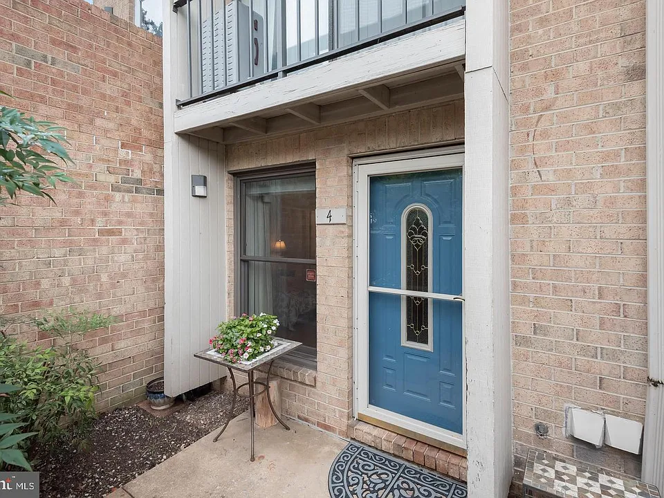 4 Dudley Ct