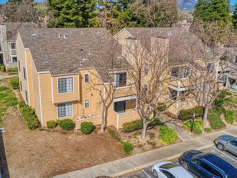 330 Eastridge Dr — Photo 2