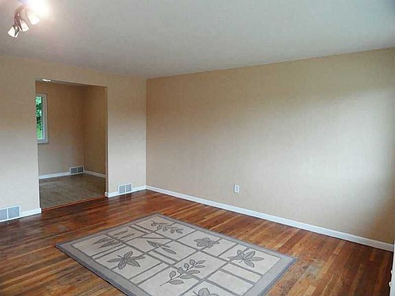 3rd image of 13690 Saint Clair Dr