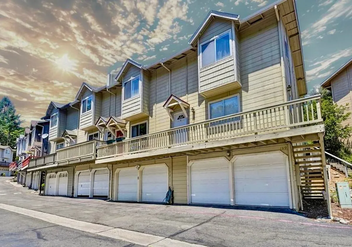 Building Photo - 1321 Oak Ridge Dr