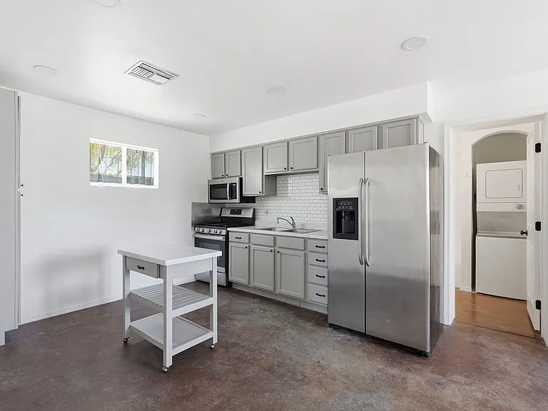 1226 E. Elm St. — Photo 1