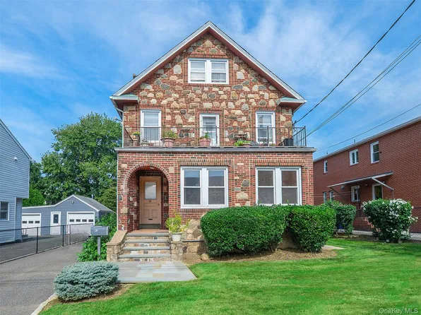 75 Frost Pond Rd, Glen Cove, NY 11542