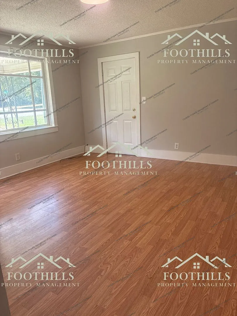 2 bed, 1.0 bath, 914 sqft, $925 — Photo 2