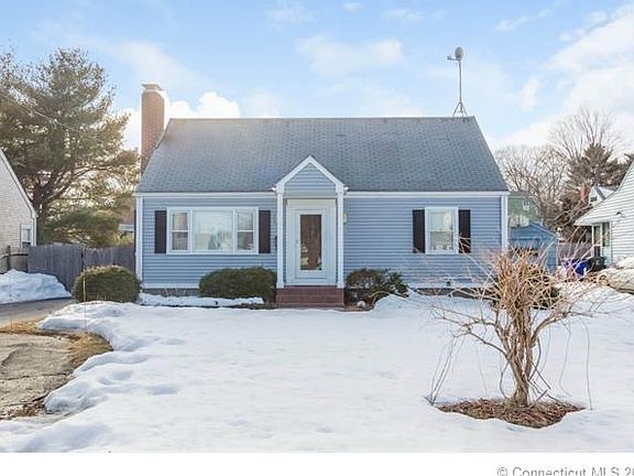 Charming cape on level lot ...