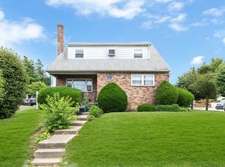 55 Wolfle St, Glen Cove, NY 11542