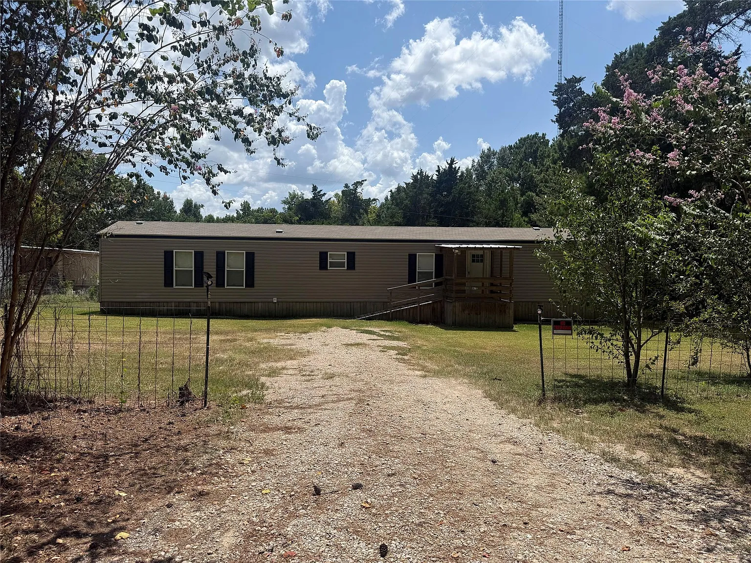3 bed, 2.0 bath, 1216 sqft, $1,550 — Photo 2