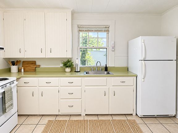 2nd image of 19 Oak St APT 2
