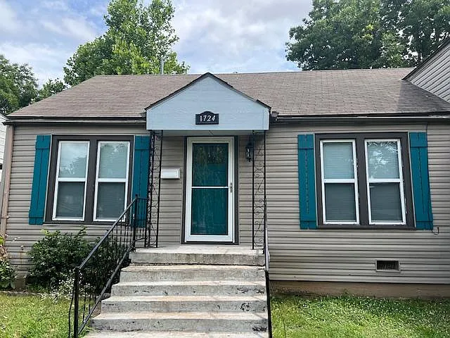1724 NW Ash Ave — Photo 2