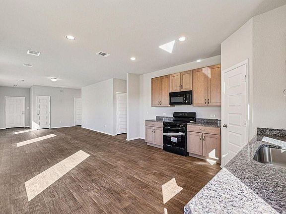 2nd image of 403 Hickory Hls