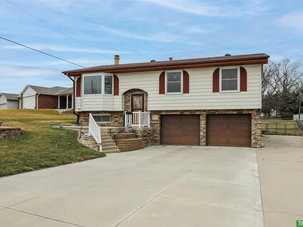 9032 Valley View Dr, La Vista, NE 68128