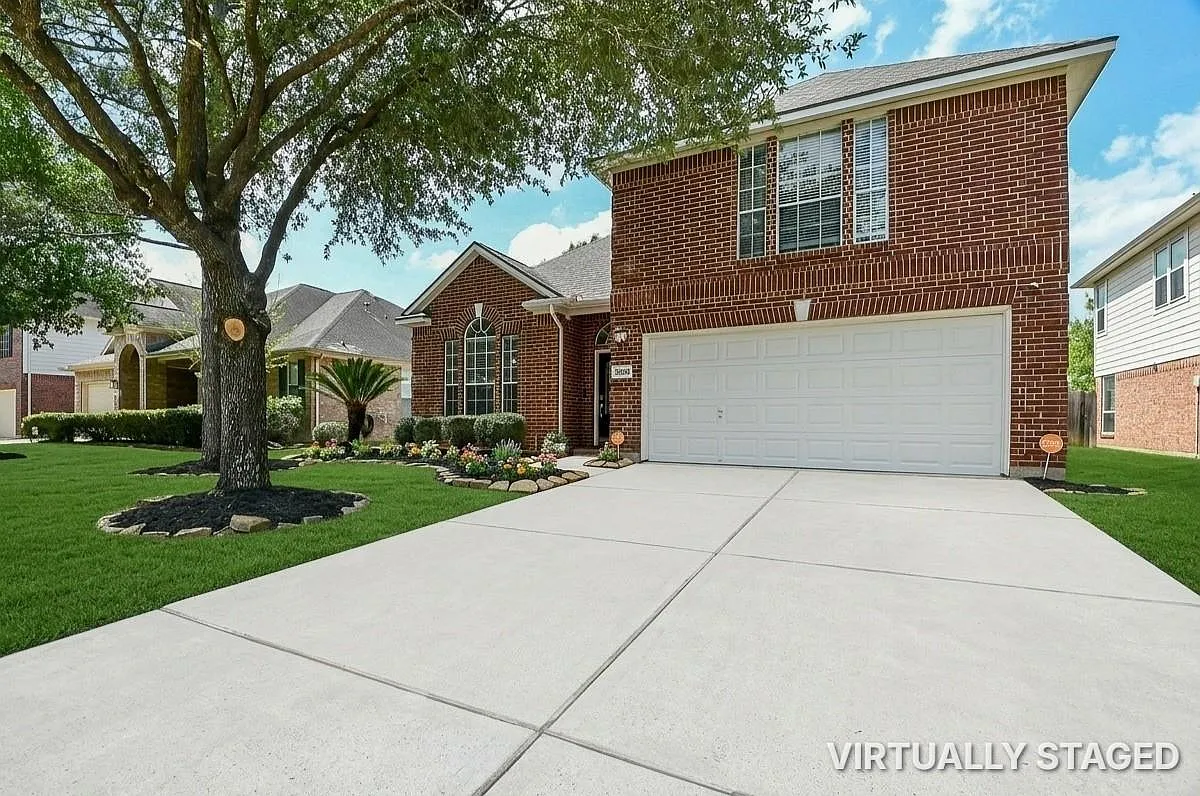 3 bed, 2.5 bath, 2410 sqft, $2,350 — Photo 4