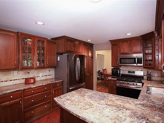 5th image of 539 Hickory Hollow Dr