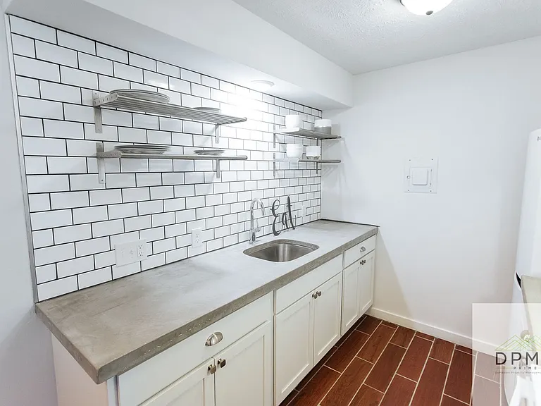 331 E Hillsdale — Photo 3