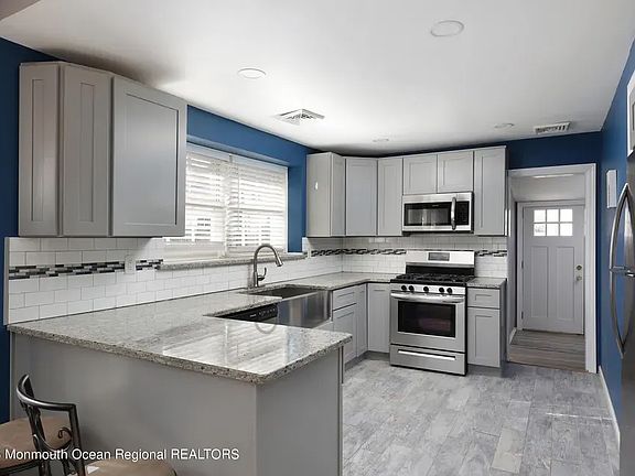 4th image of 424 Seaman Ave
