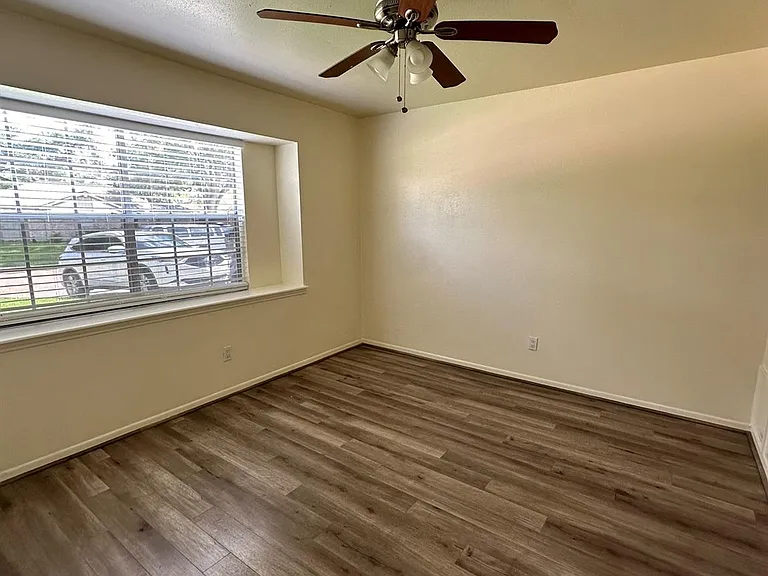 11702 Brighton Ln — Photo 8