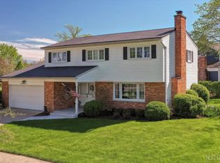 1523 Surrey Dr, Wheaton, IL 60189