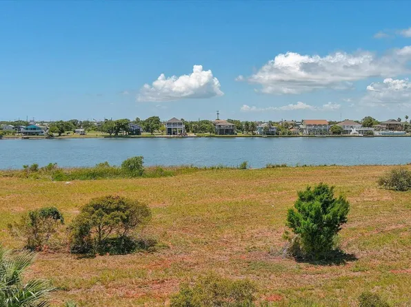 1105 Bobs Rd, Pt Bolivar, TX 77650