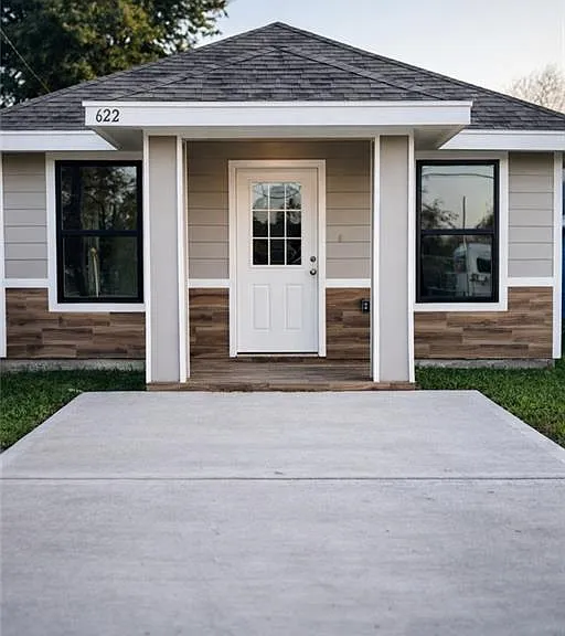 622 E Llano Grande St — Photo 1