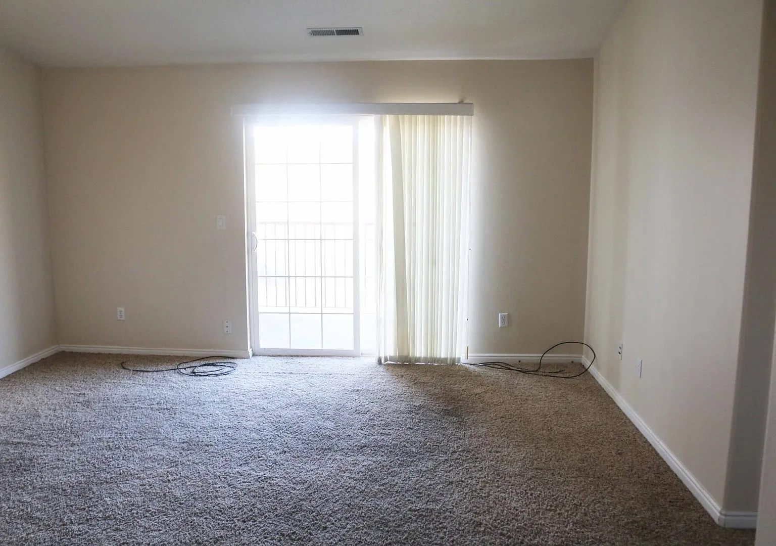 Top Level Westbury Condo for Rent! — Photo 4