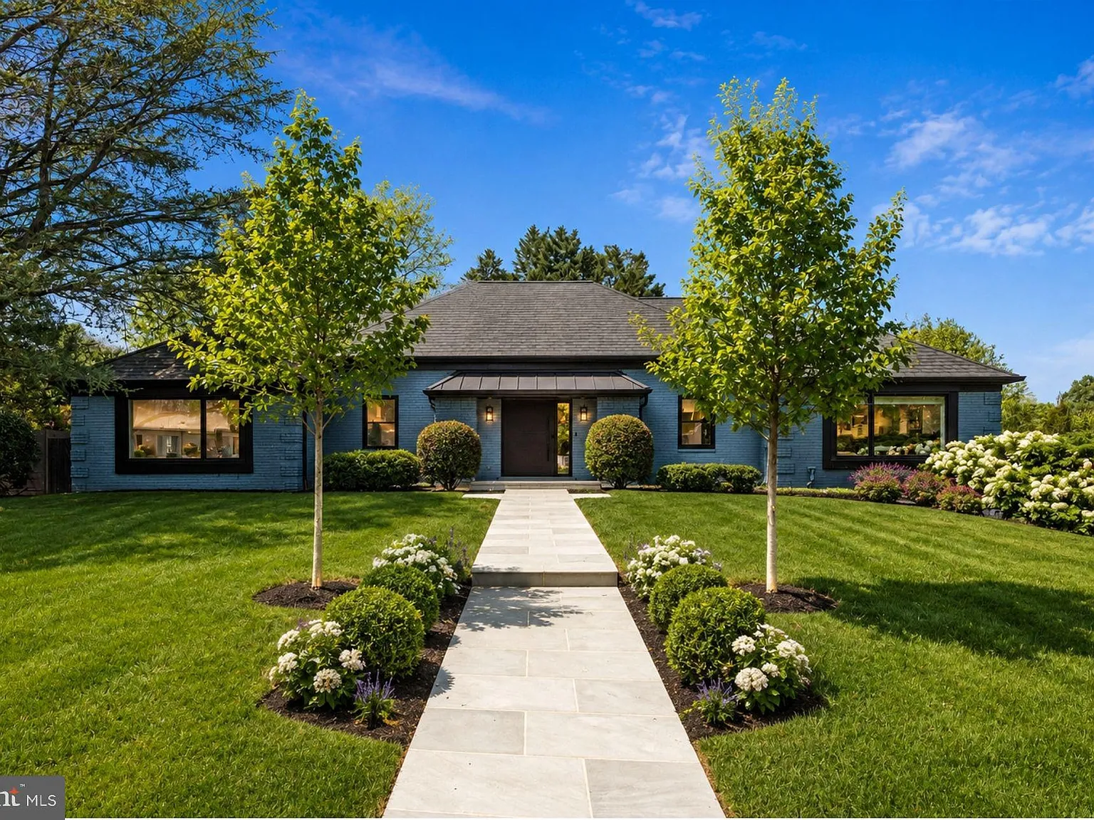 5 bed, 3.5 bath, 4676 sqft, $8,000 — Photo 1