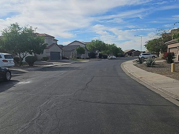 4th image of 2872 N Taylor Ln