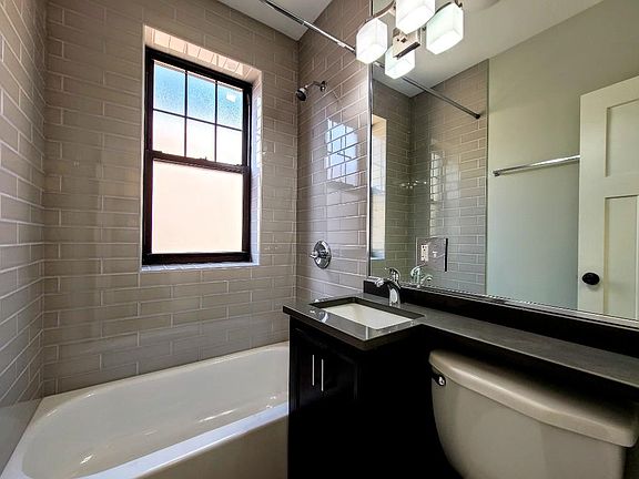 5th image of 431 W Belden Ave #301