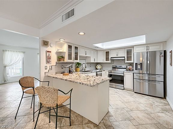 4th image of 3478 E Victory Ave