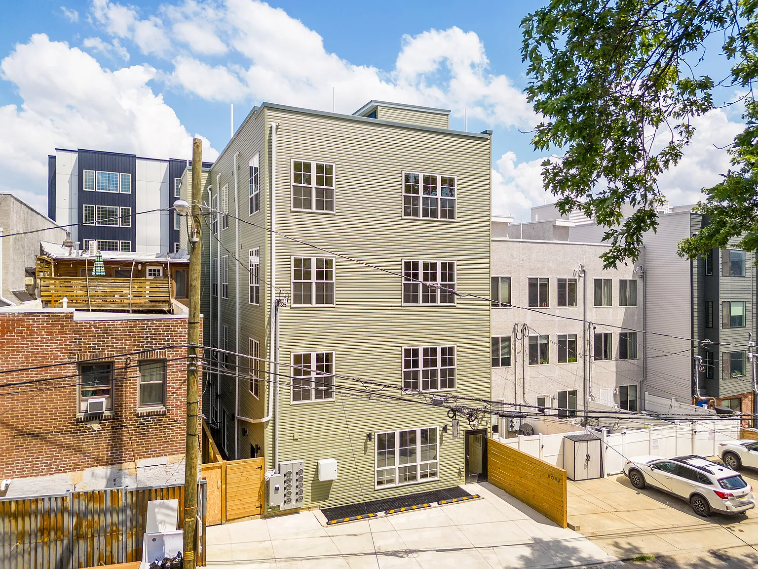 2 bed, 2.5 bath, 1368 sqft, $2,400 — Photo 3