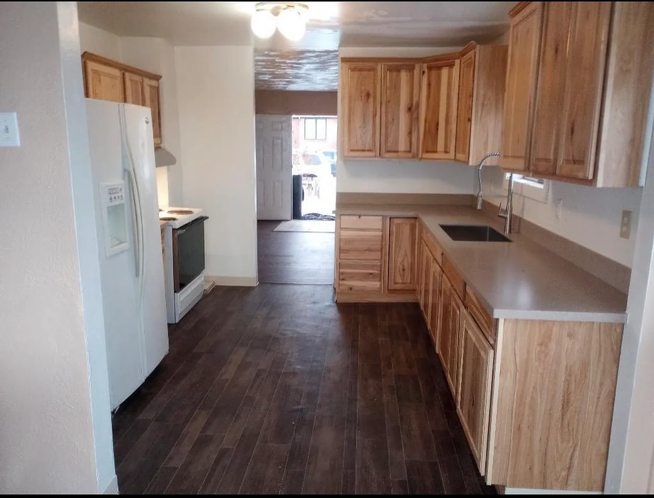 3 bed, 2500 sqft, $1,925 — Photo 2